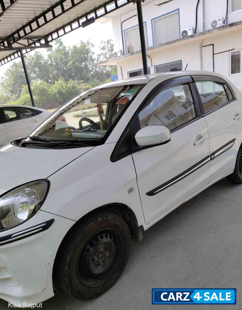 White Honda Amaze Ex iv tec