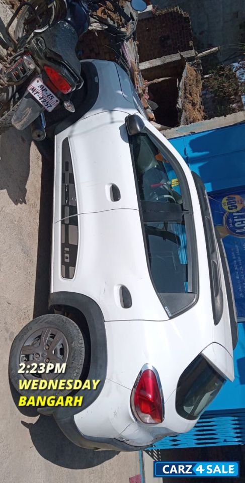 White Renault Kwid Rxt