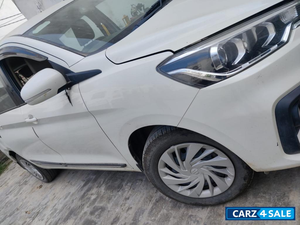 Pearl Arctic White Maruti Suzuki Ertiga Vxi cng