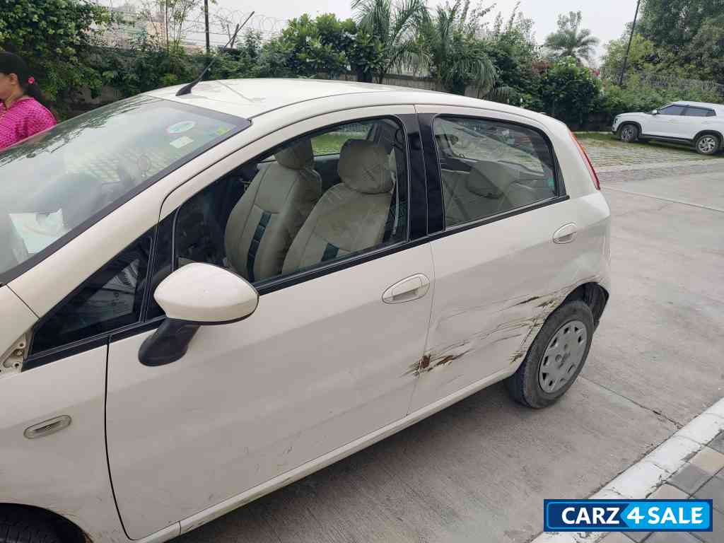 White Fiat Punto 1.3 emotion