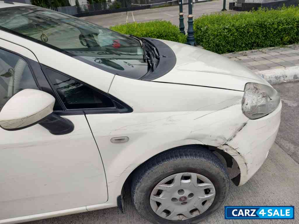 White Fiat Punto 1.3 emotion