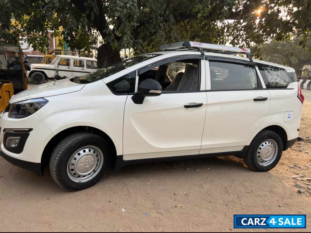 White Mahindra Marazzo Seating 7 diesel