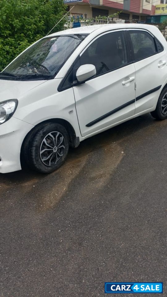 White Orchid Pearl Honda Brio S MT