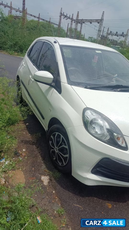 White Orchid Pearl Honda Brio S MT