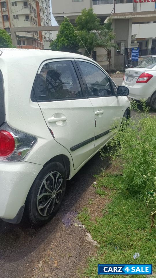 White Orchid Pearl Honda Brio S MT