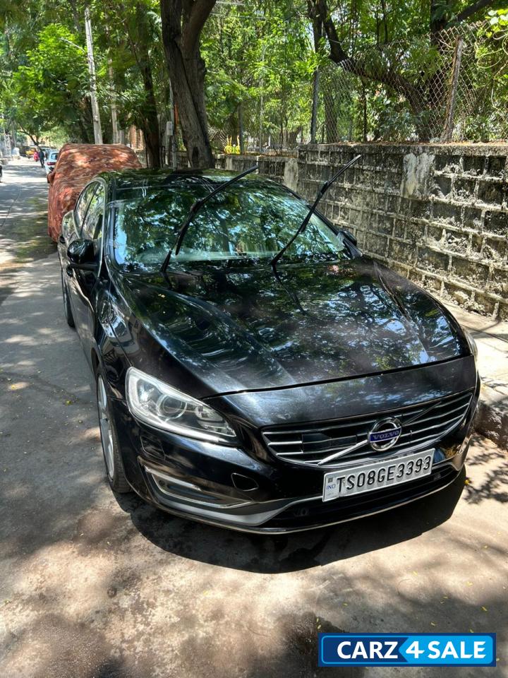 Black Volvo S60 D4 momentum