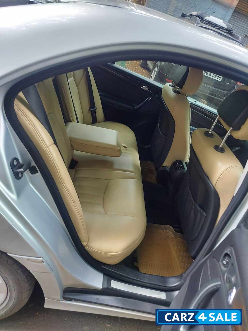 I Silver Mercedes-Benz C-Class C200 Kompressor I Silver Mercedes-Benz C-Class C200 Kompressor