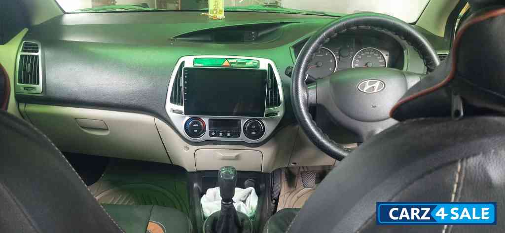 Sleek Silver Hyundai i20 1.4 crdi megna 0