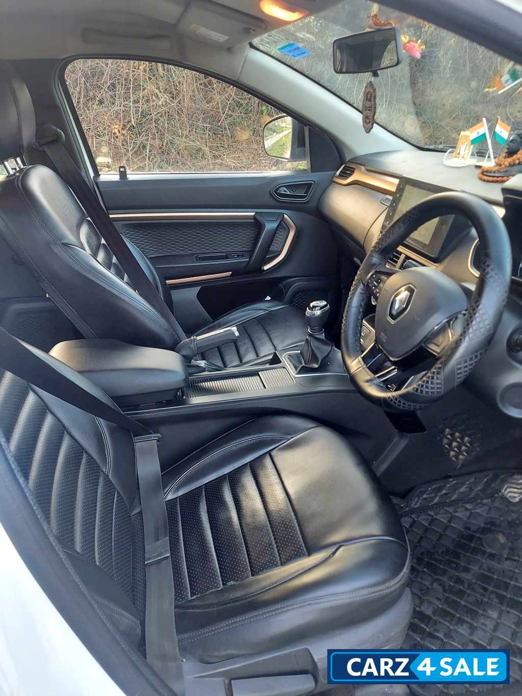 Ice Cool White Renault Kiger RXT (O) Turbo MT