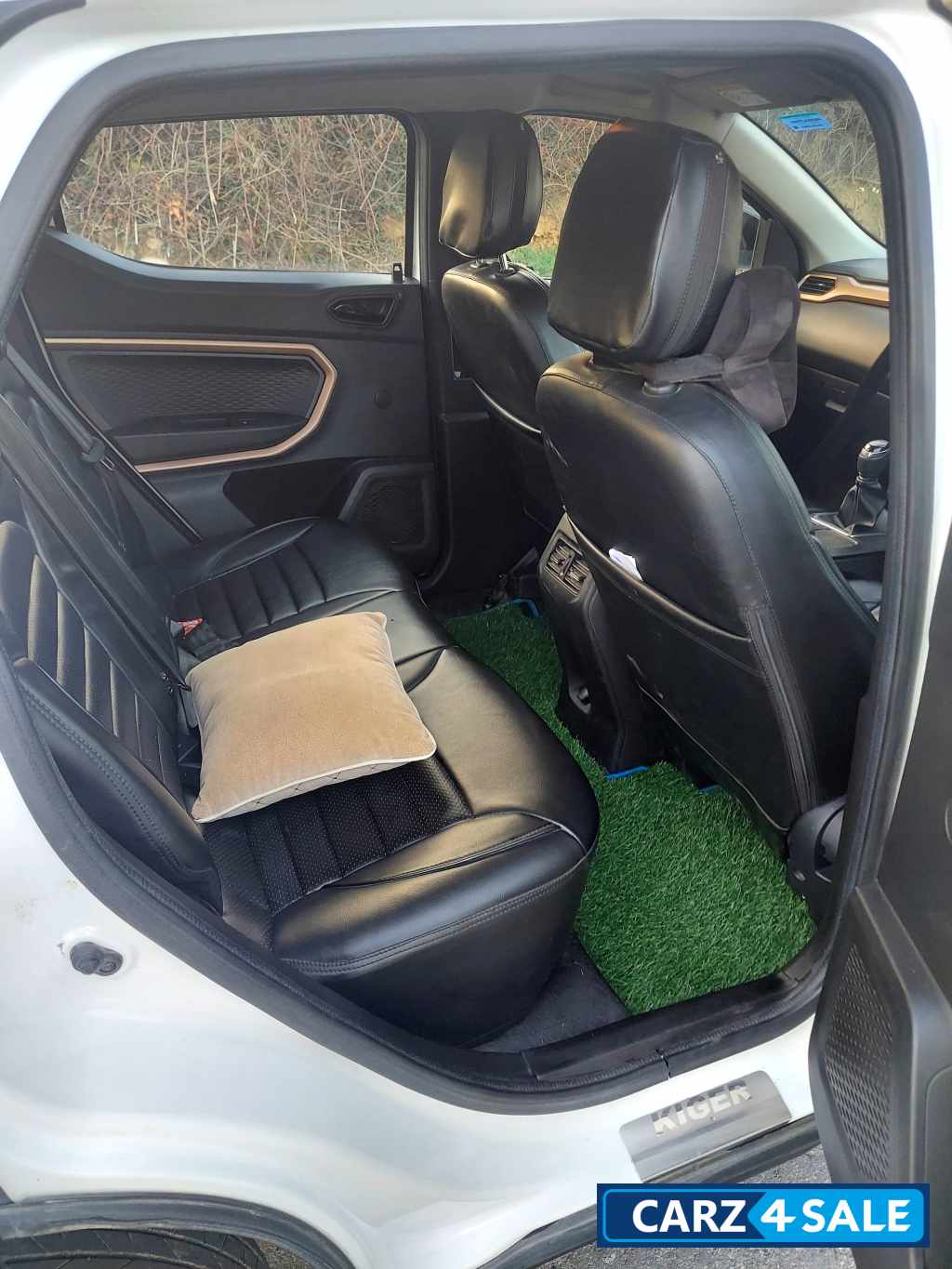 Ice Cool White Renault Kiger RXT (O) Turbo MT