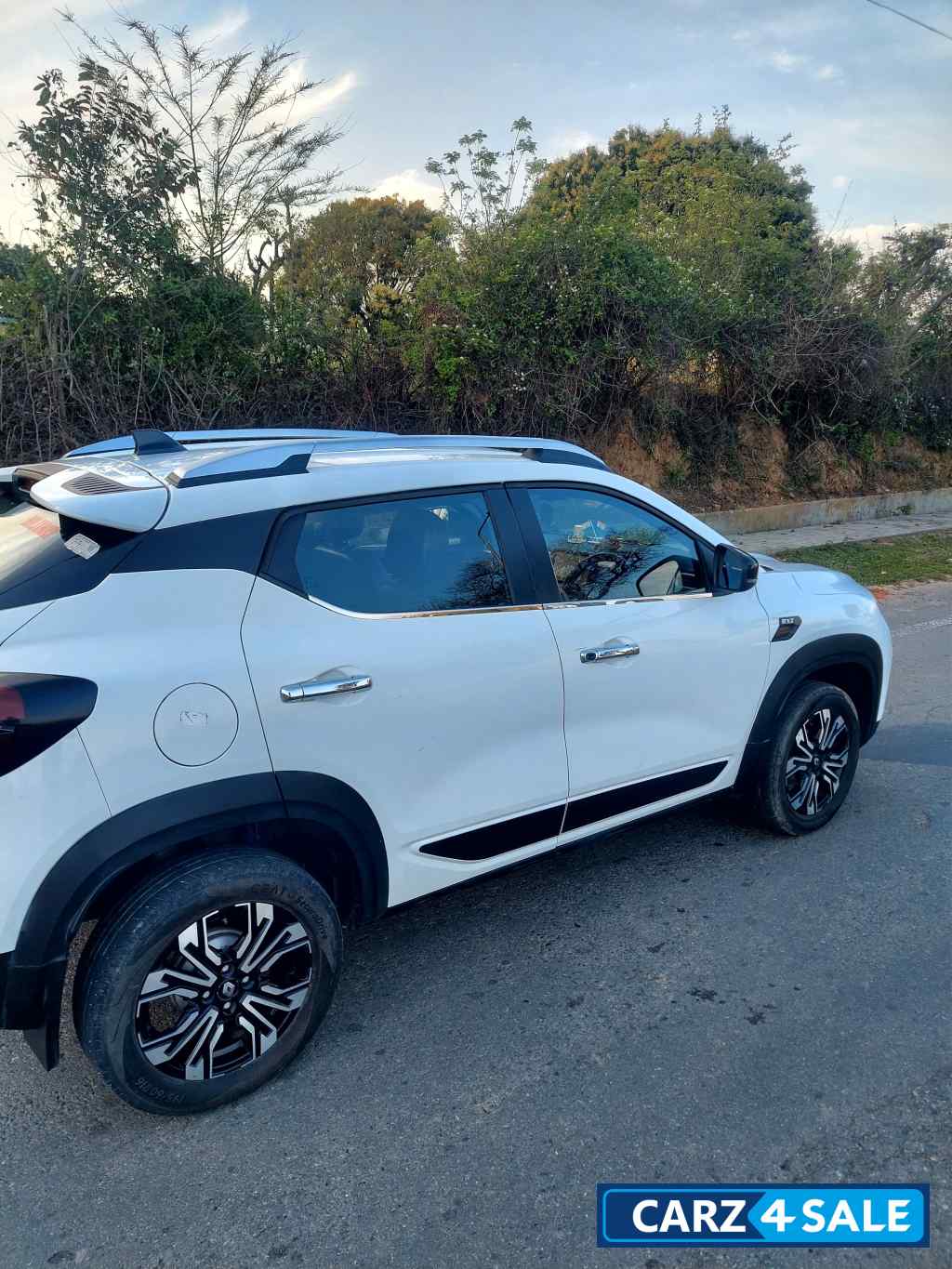 Ice Cool White Renault Kiger RXT (O) Turbo MT