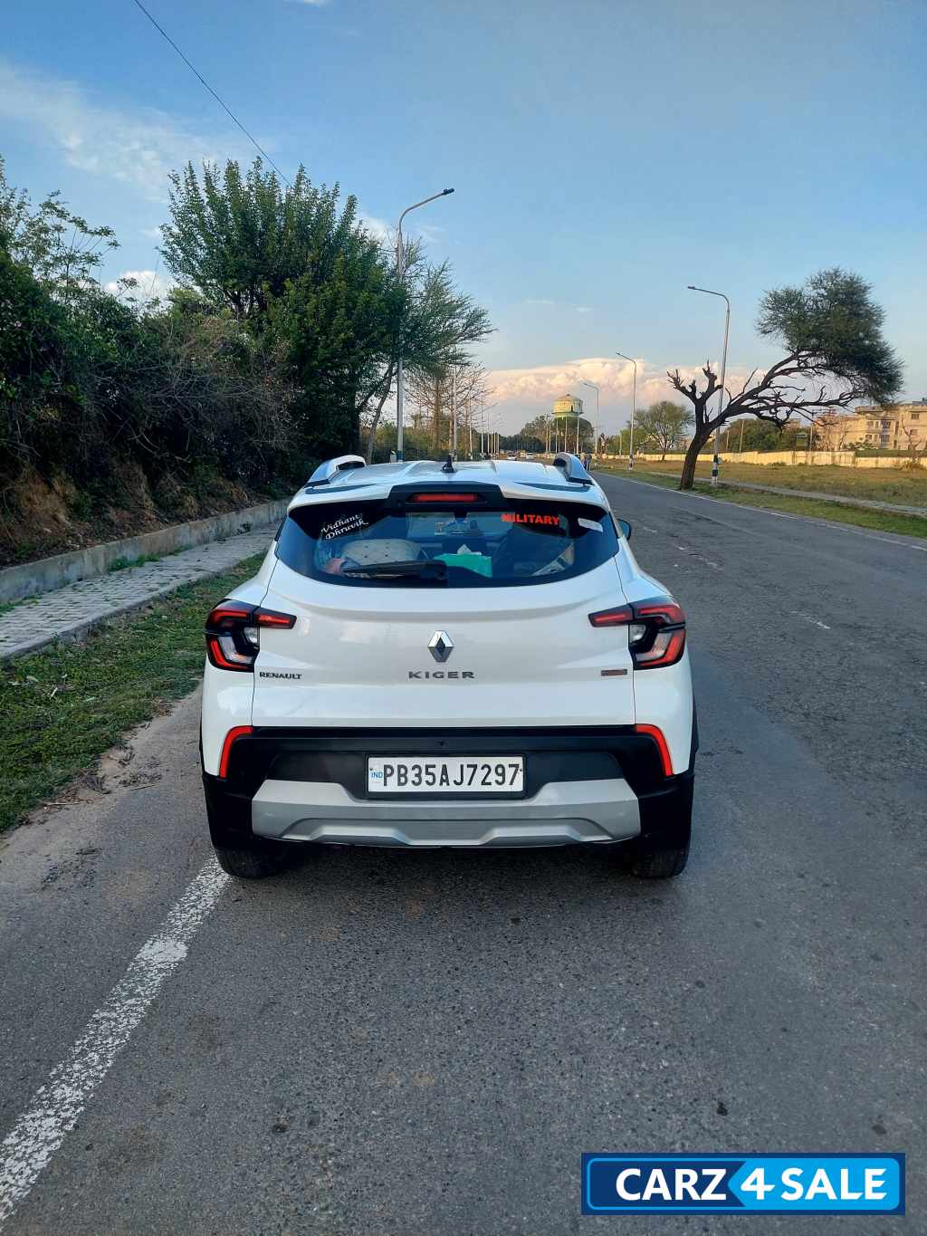 Ice Cool White Renault Kiger RXT (O) Turbo MT