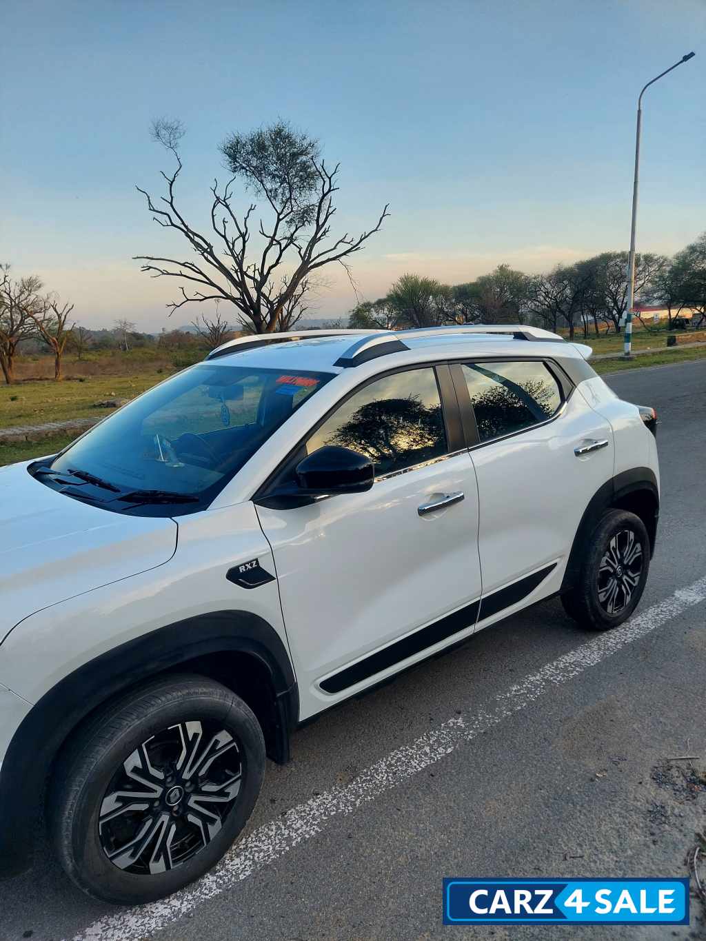 Ice Cool White Renault Kiger RXT (O) Turbo MT