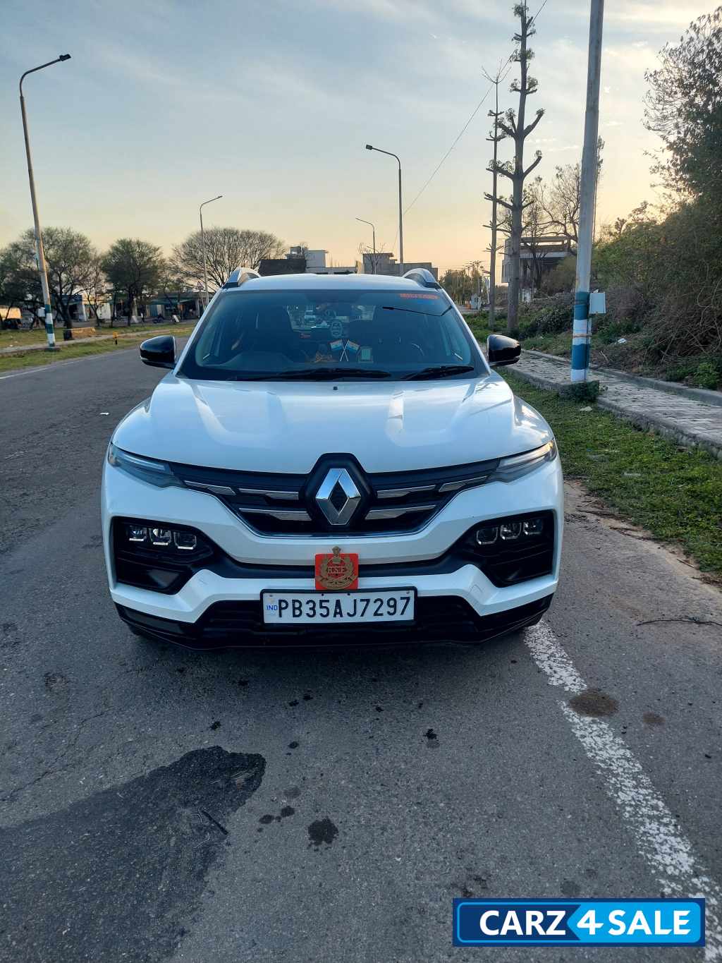 Ice Cool White Renault Kiger RXT (O) Turbo MT