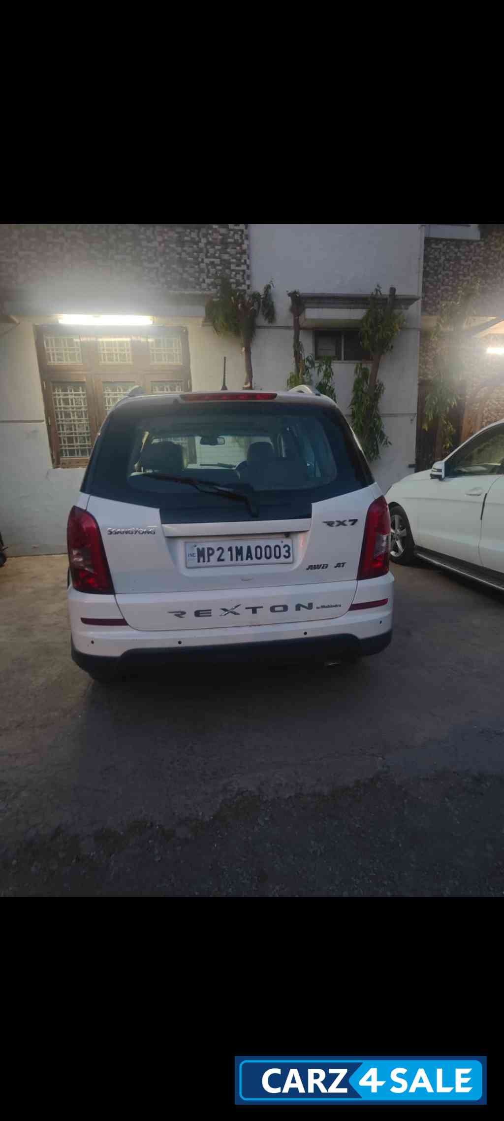 White Ssangyong Rexton RX7 AT