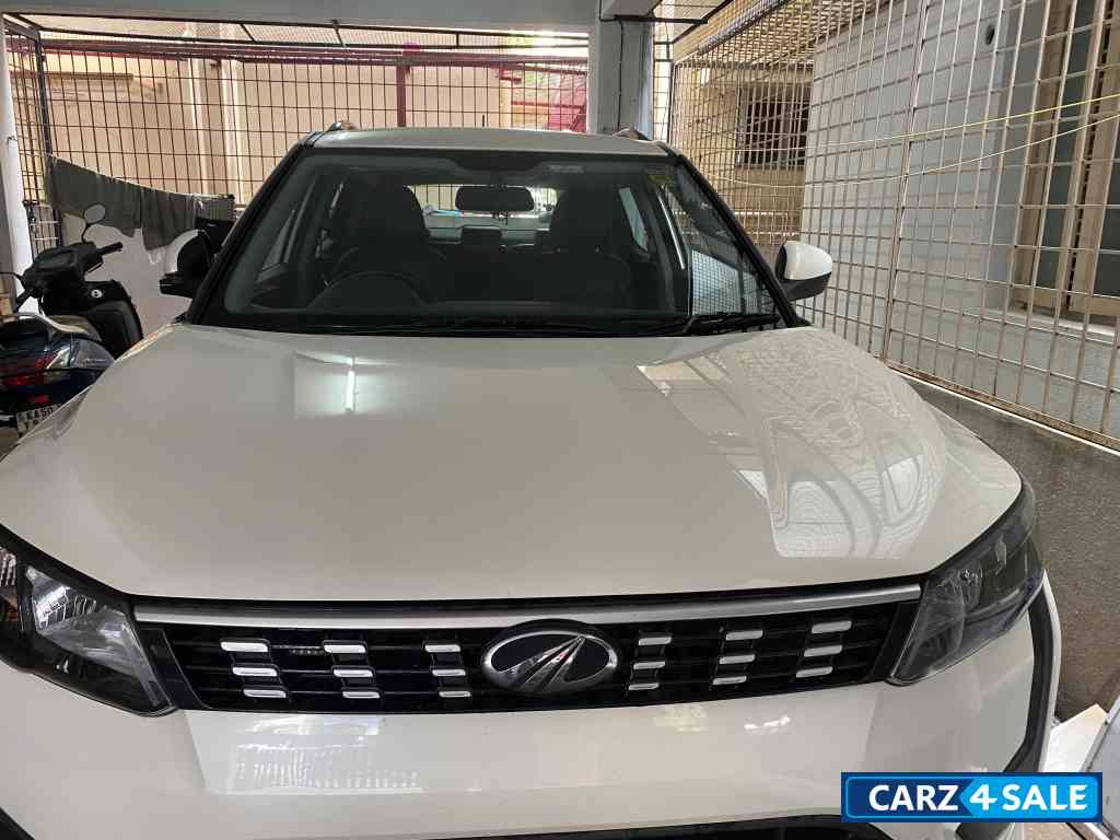 Mahindra XUV300 W6
