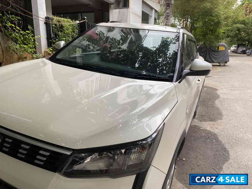 Mahindra XUV300 W6