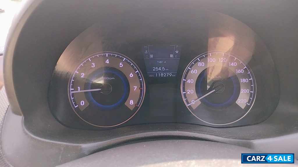 Golden Beige Hyundai Verna Fluidic 1.6 SX