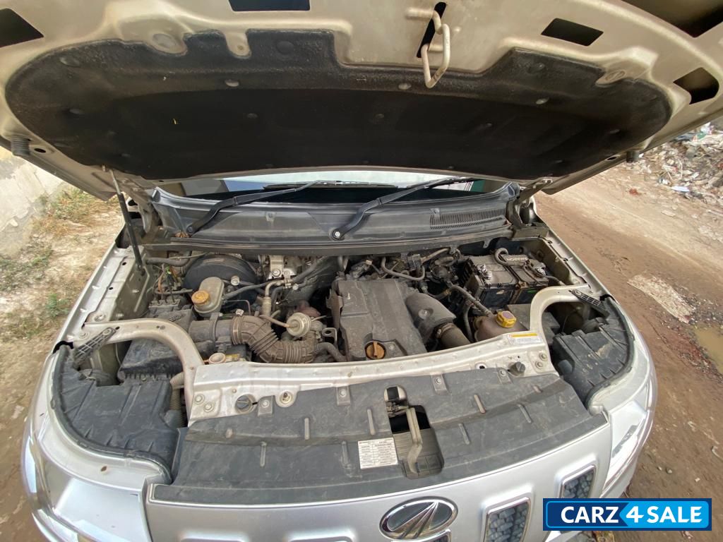 Mahindra TUV300 T8 dual tone mhawk 100