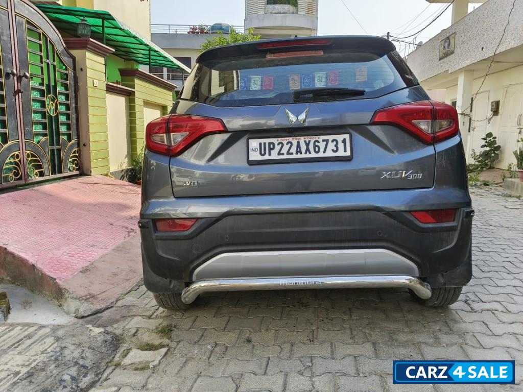 Mahindra XUV300 W8 (O) petrol MT