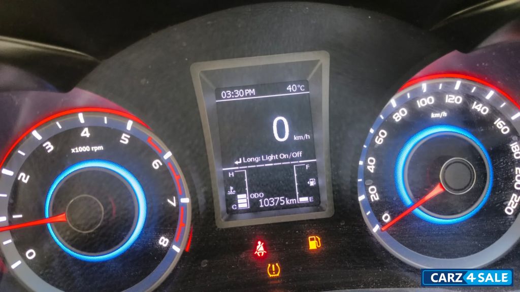 Mahindra XUV300 W8 (O) petrol MT