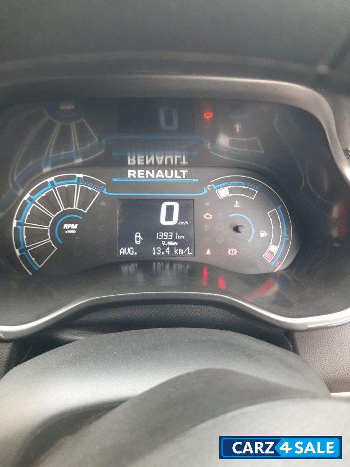 Ice Cool White Renault Triber RXT