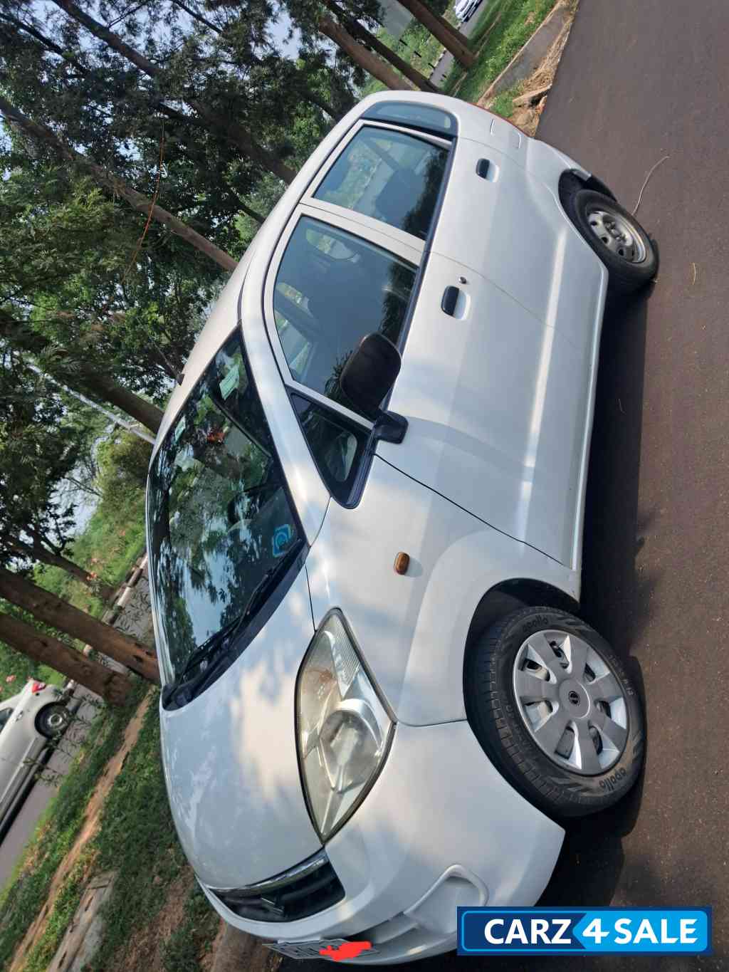 White Maruti Suzuki Zen Estilo