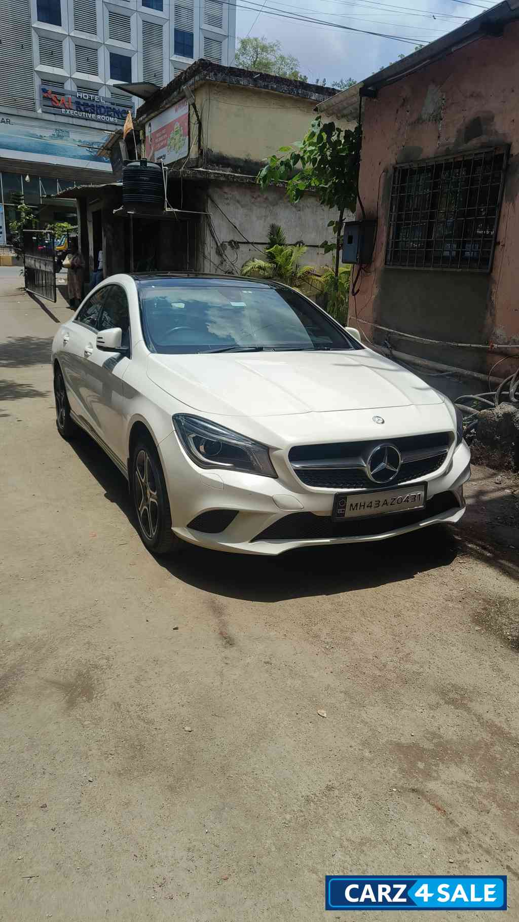 White Mercedes-Benz CLA Cdi sport 200