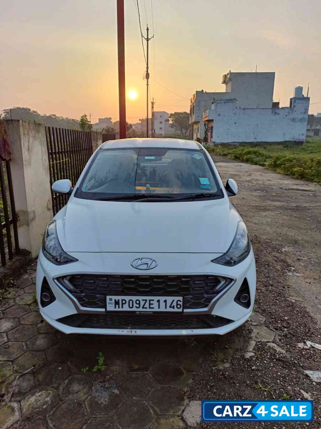 Polar White Hyundai Aura S Petrol+Cng (Company fitted)