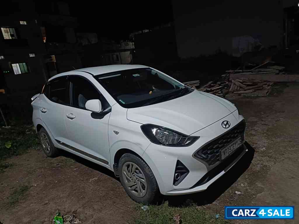 Polar White Hyundai Aura S Petrol+Cng (Company fitted)