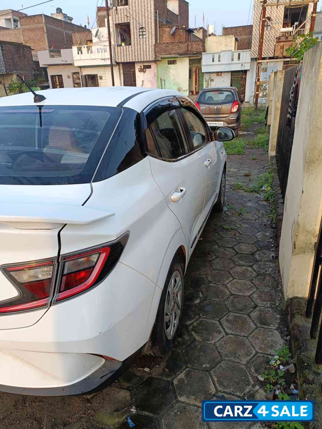 Polar White Hyundai Aura S Petrol+Cng (Company fitted)