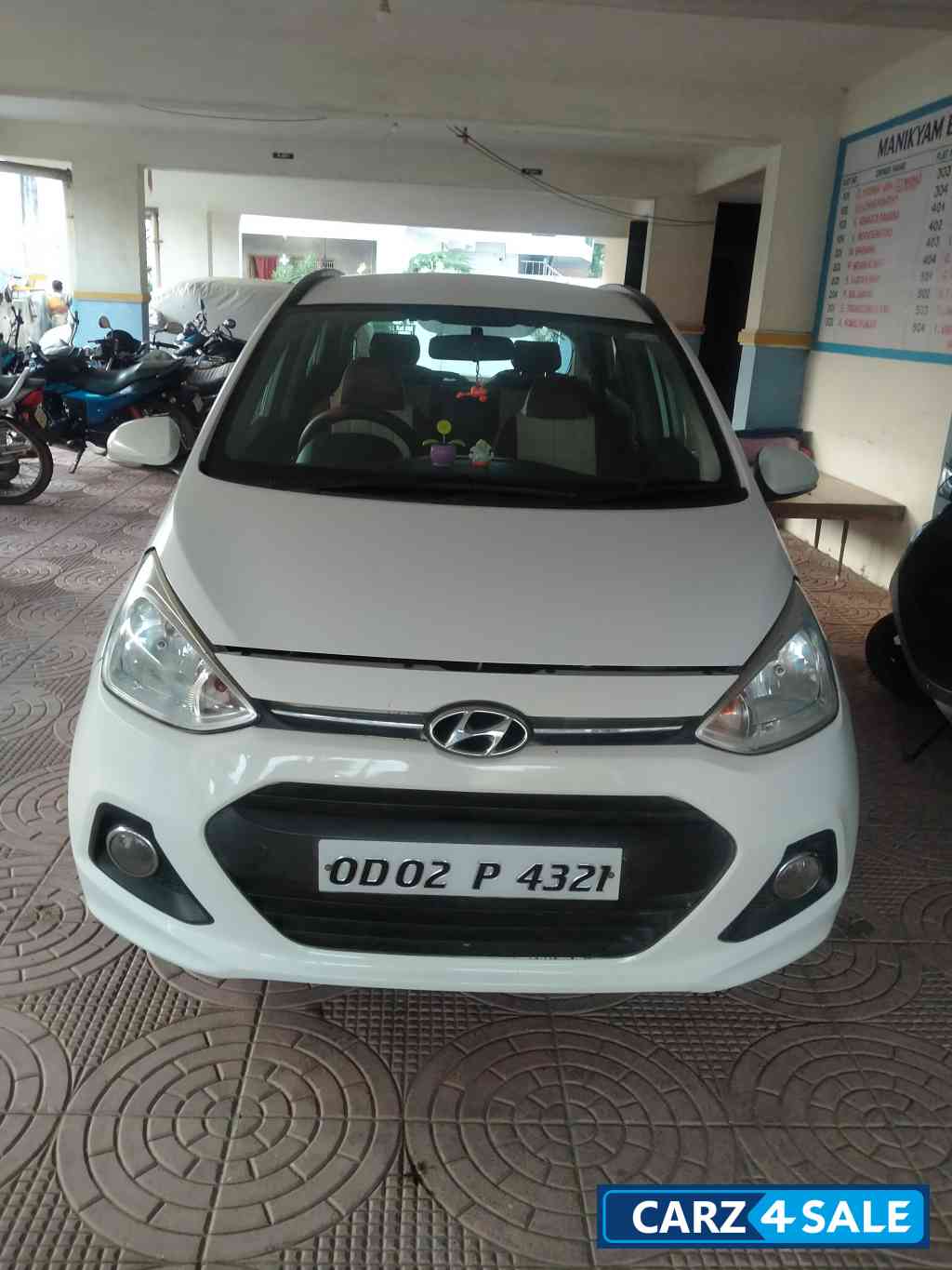 White Hyundai i10 Grand i10 Asta top end