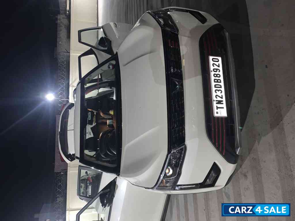 Mahindra XUV300 TGDI W8