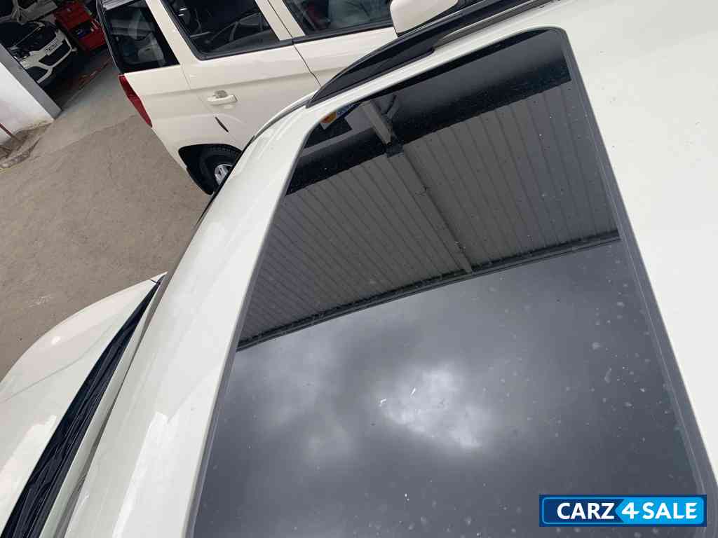 Mahindra XUV300 TGDI W8