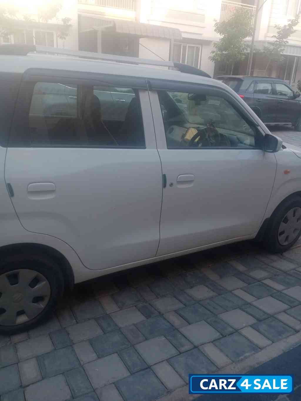 White Maruti Suzuki Wagon R Vxi cng