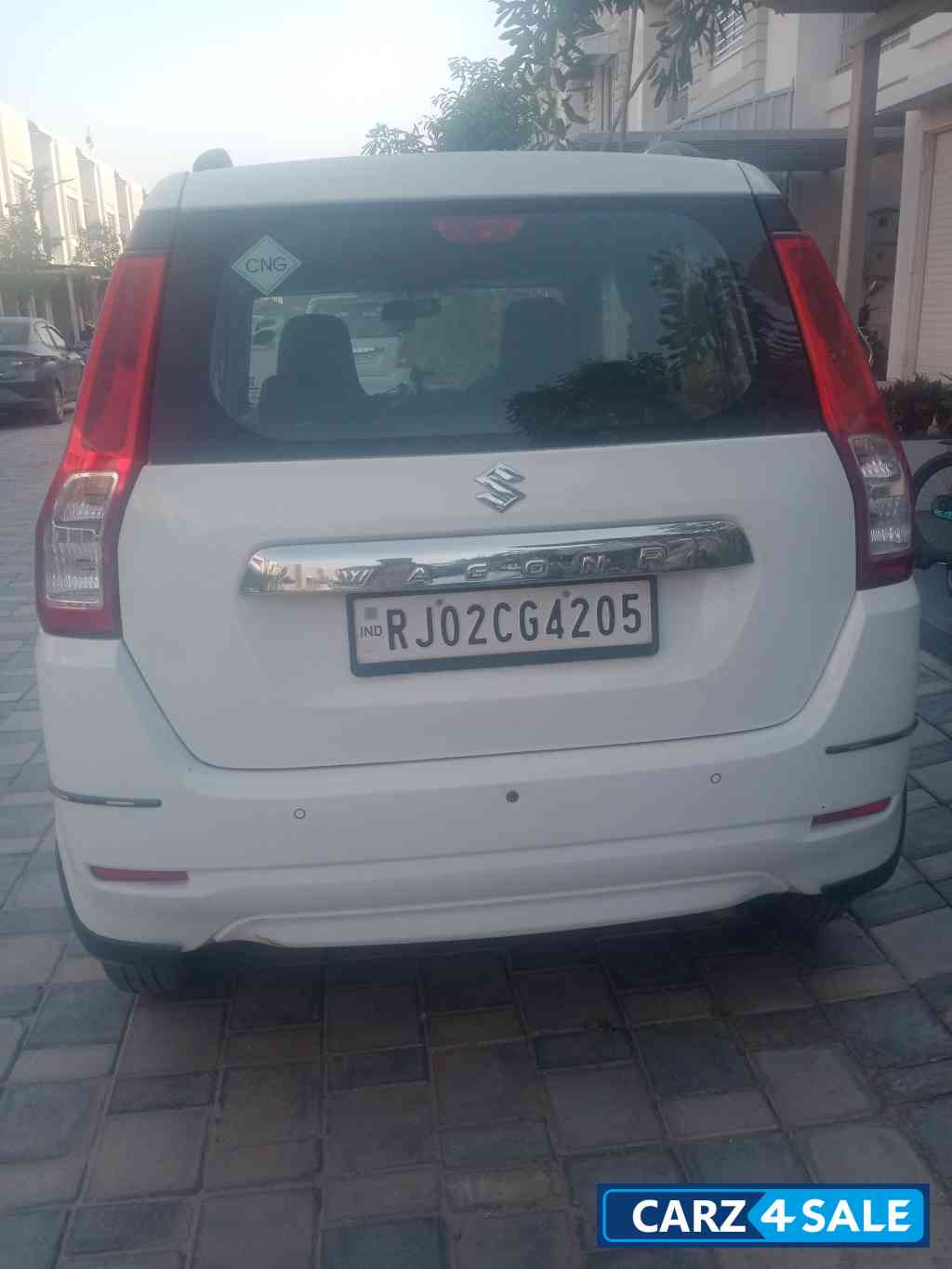 White Maruti Suzuki Wagon R Vxi cng