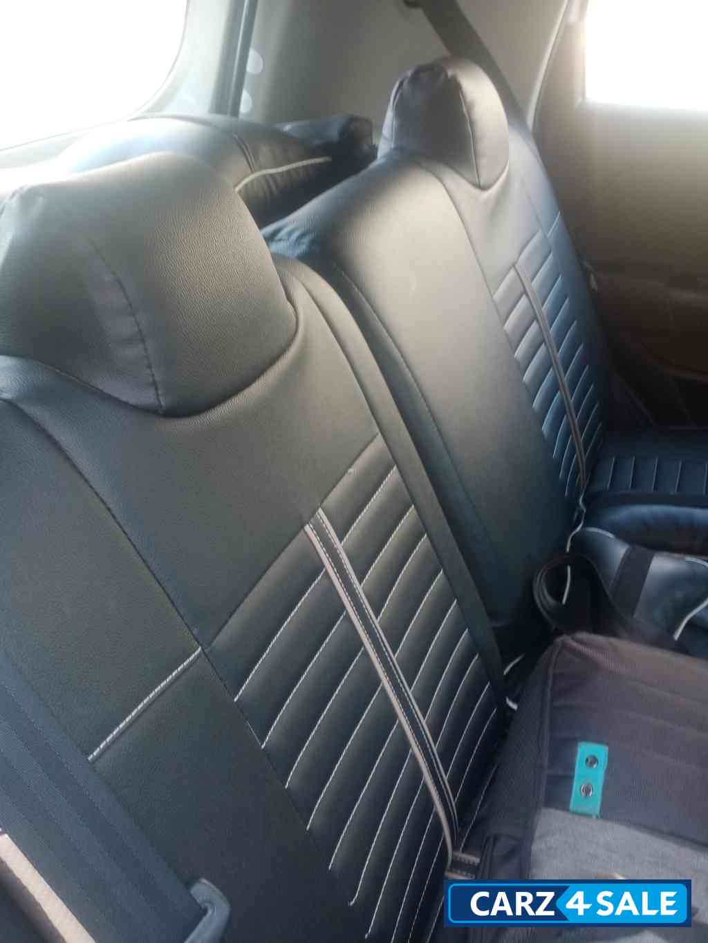 White Maruti Suzuki Wagon R Vxi cng