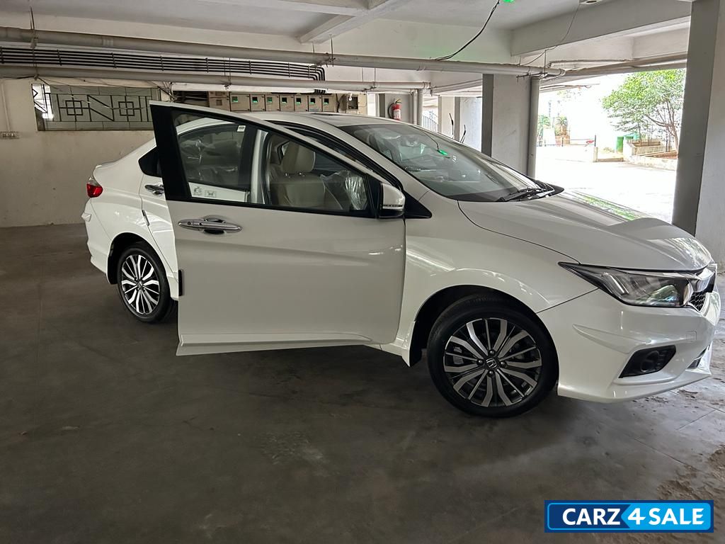 Pearl White Honda City ZXCVT