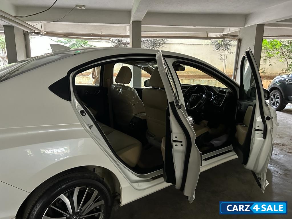Pearl White Honda City ZXCVT