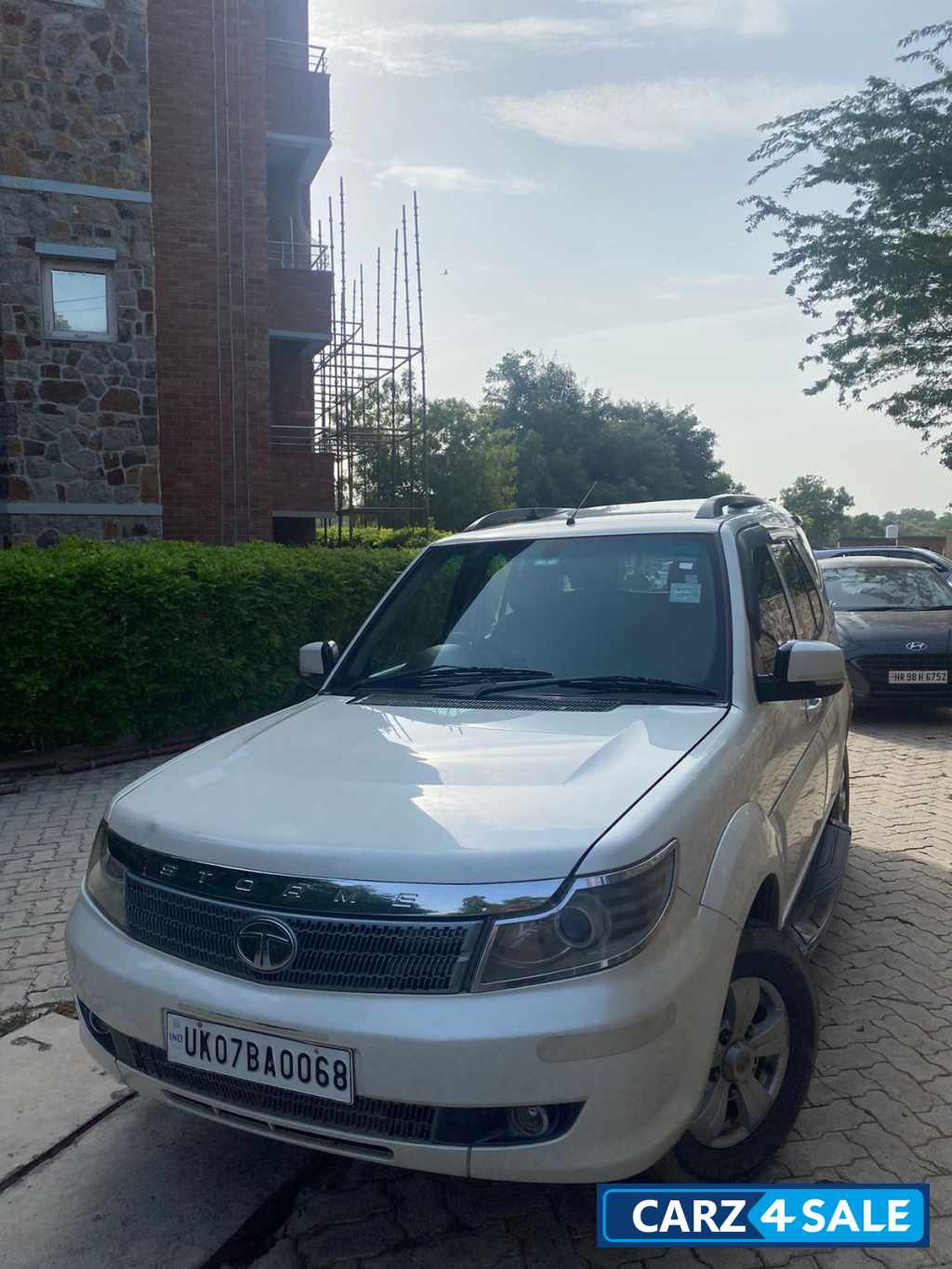 White Tata Safari Storme EX White Tata Safari Storme EX