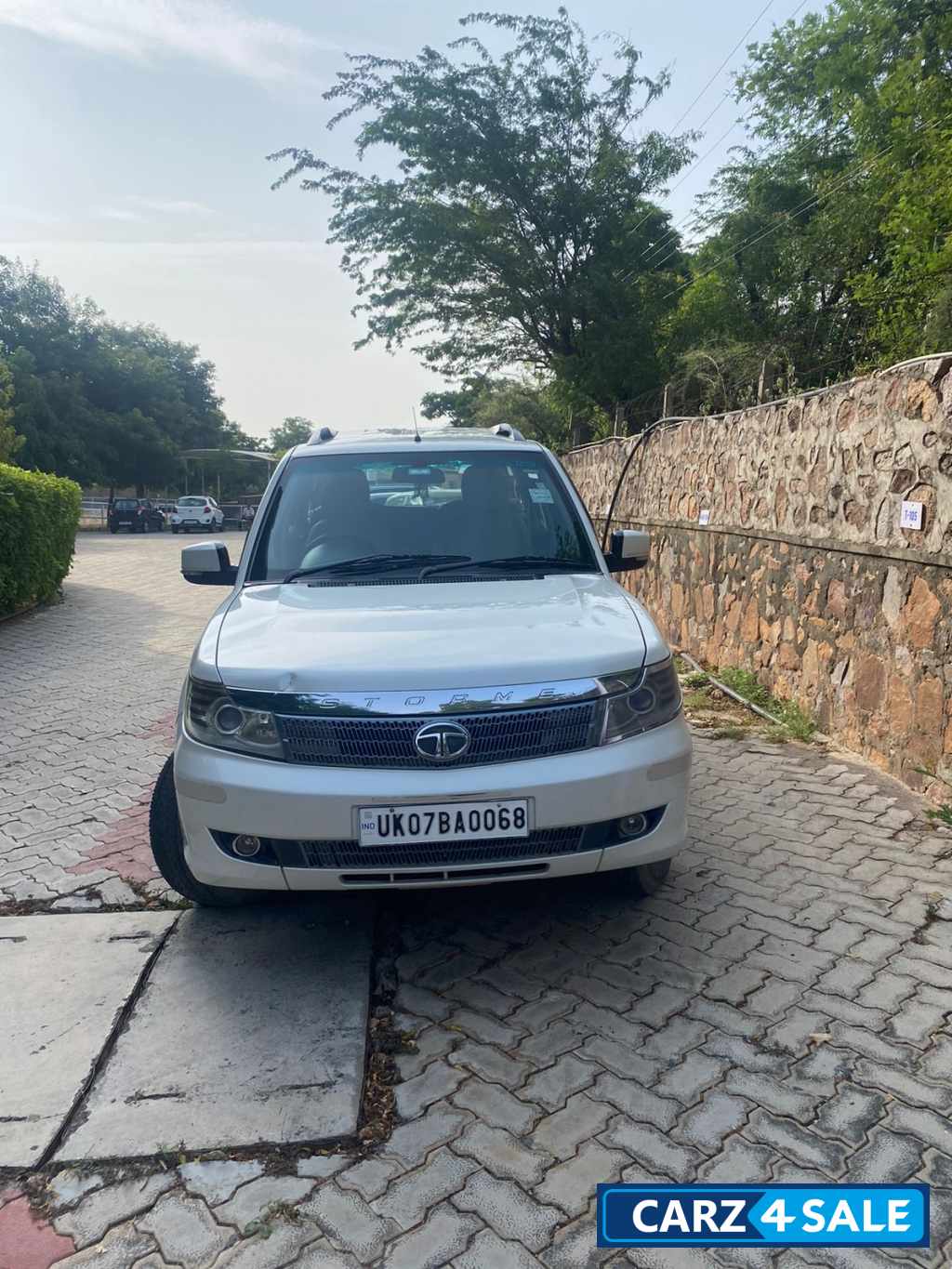 White Tata Safari Storme EX White Tata Safari Storme EX