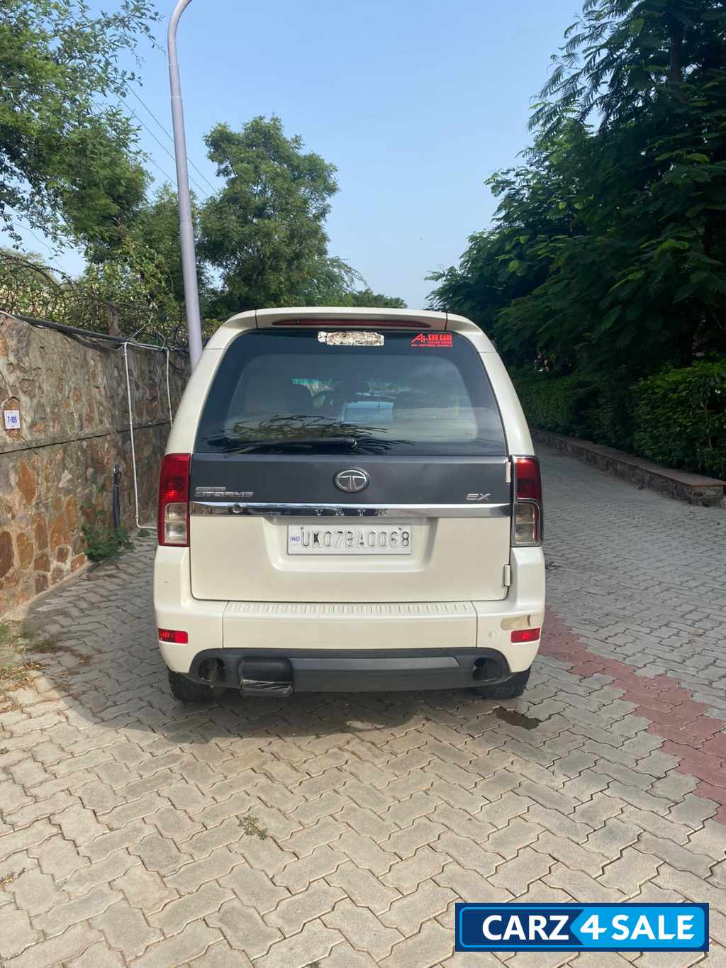 White Tata Safari Storme EX White Tata Safari Storme EX