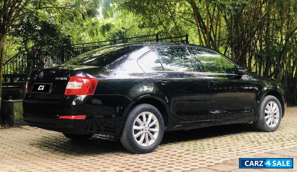 Magic Black Skoda Octavia Elegance 2.TDi At