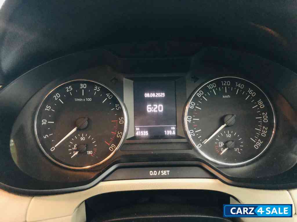 Magic Black Skoda Octavia Elegance 2.TDi At