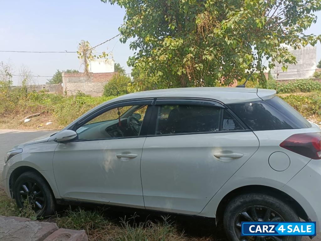 Polar White Hyundai i20 Sportz+CRDi