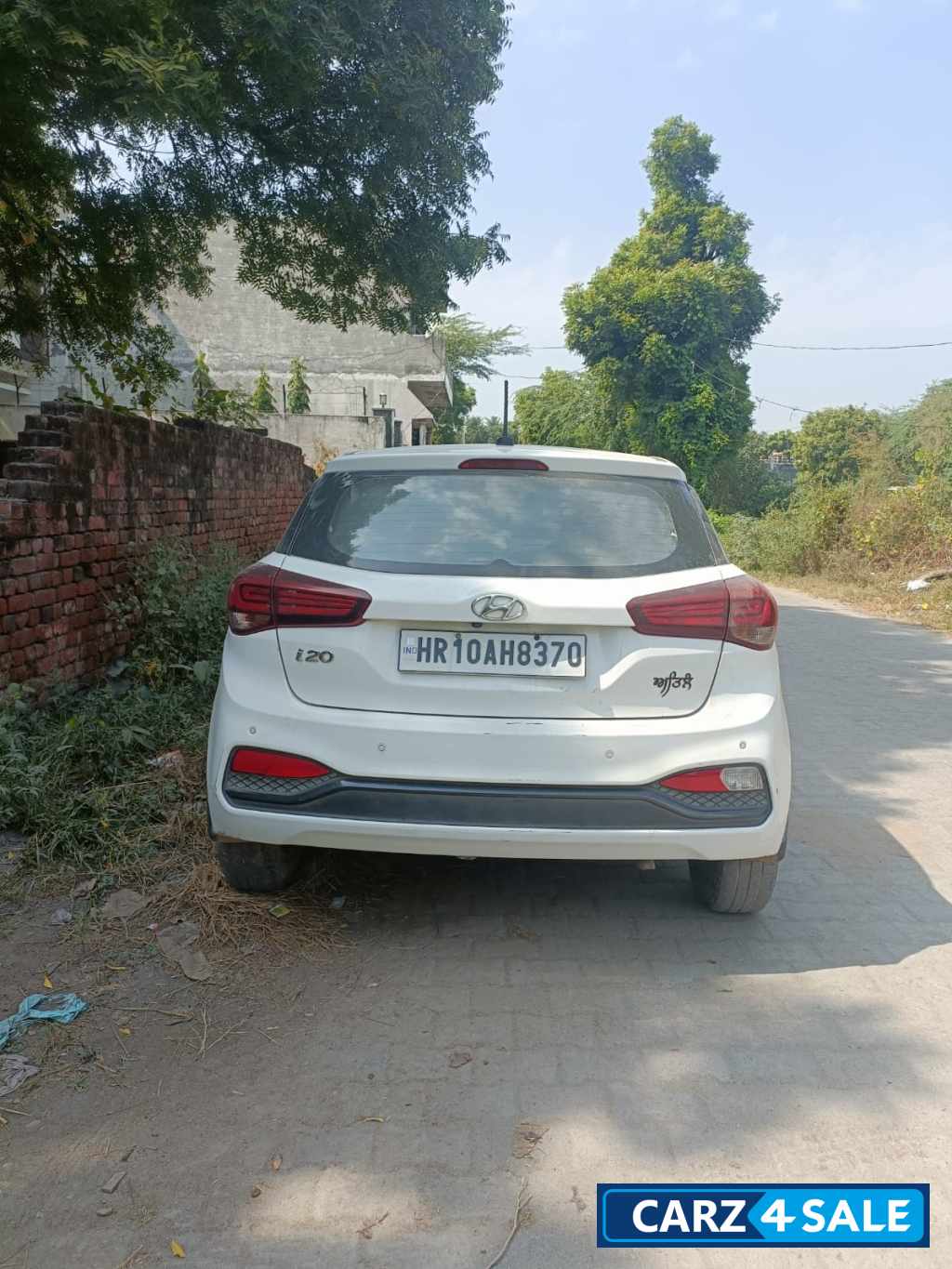 Polar White Hyundai i20 Sportz+CRDi