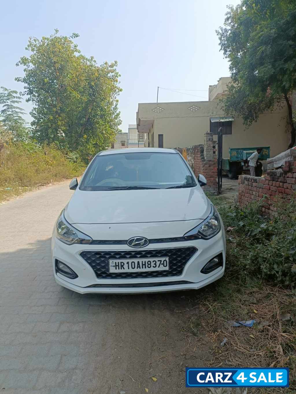 Polar White Hyundai i20 Sportz+CRDi