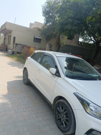 Polar White Hyundai i20 Sportz+CRDi