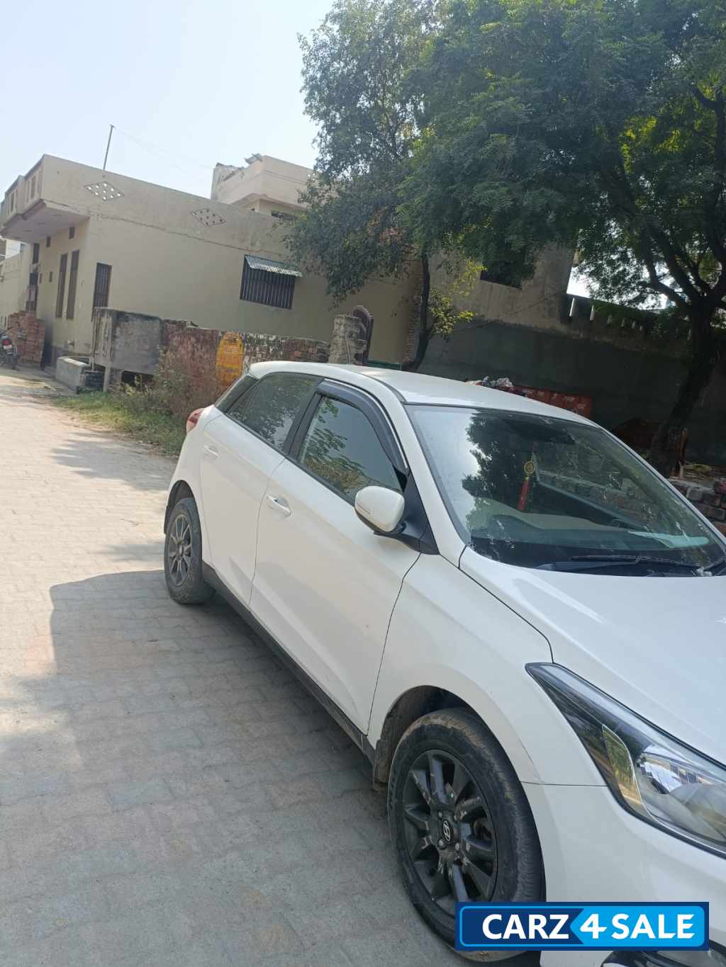 Polar White Hyundai i20 Sportz+CRDi