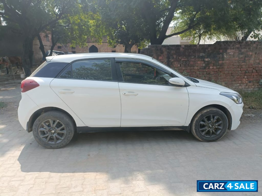 Polar White Hyundai i20 Sportz+CRDi